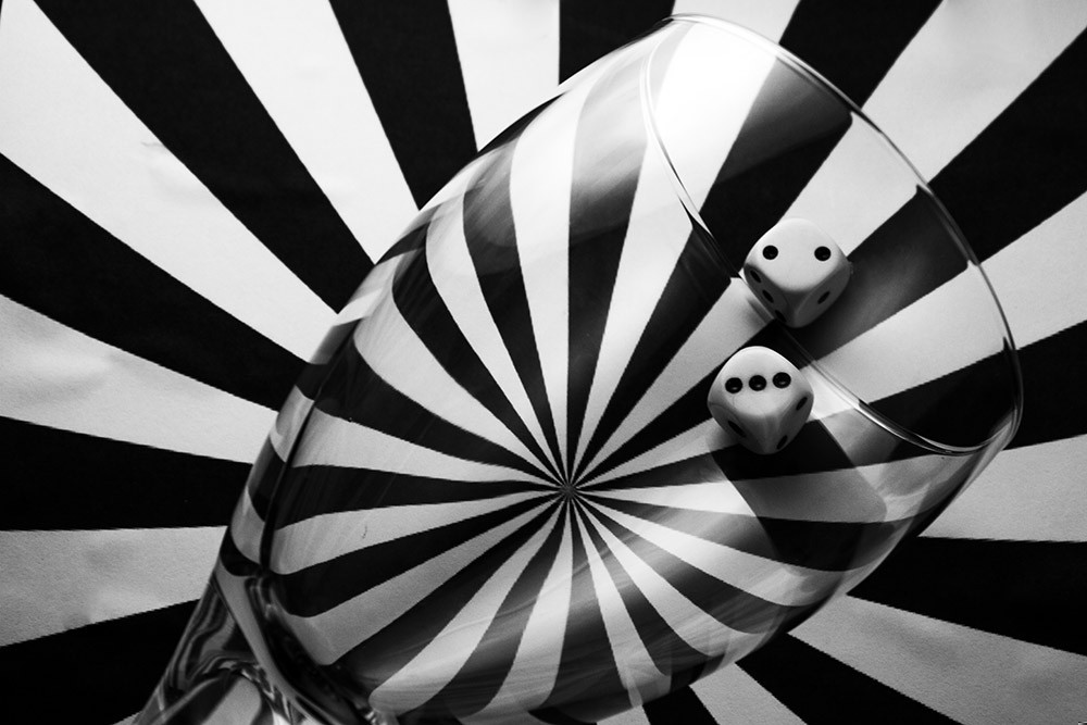 Kilka stron w bucie również unosi głowę.