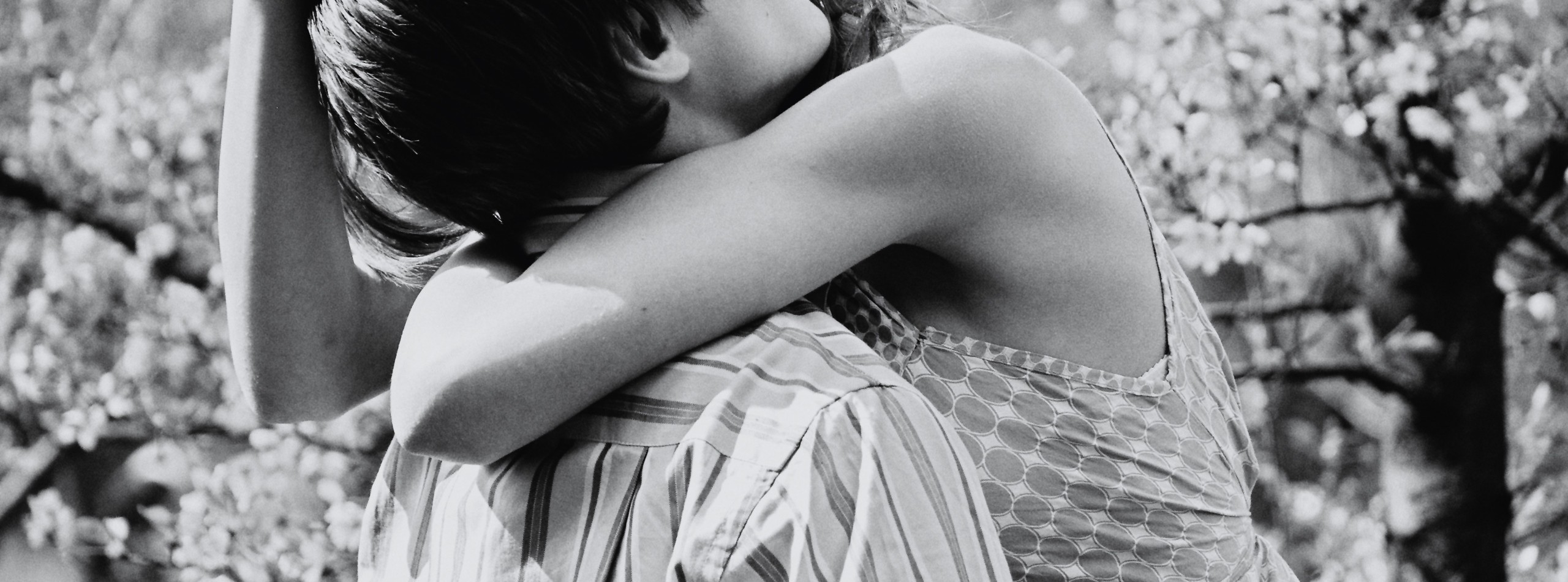 – Nie odchodź – westchnęła. – Jestem tu – szepnął. …