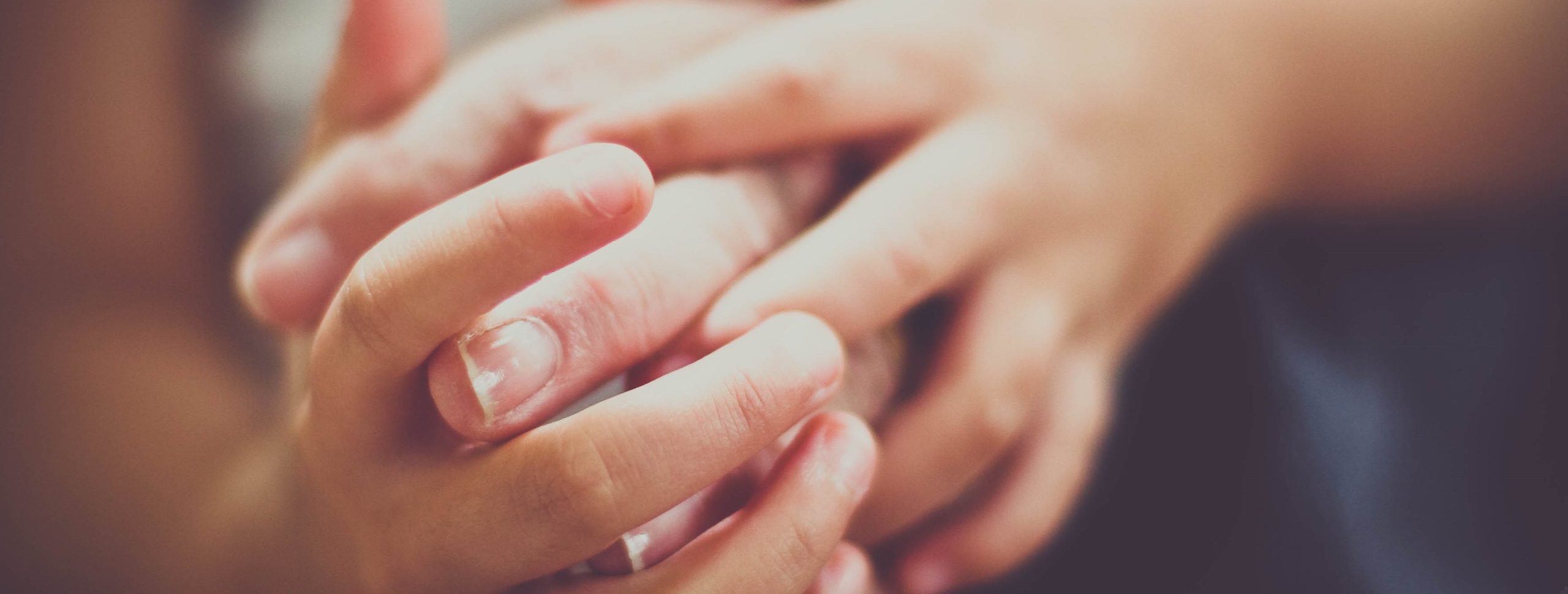 Kładę dłoń na jej dłoni i głaszczę delikatnie. W takich …