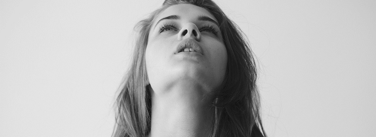 Tylko głupcy potrzebują całych lat do wyzwolenia się od wzruszeń.