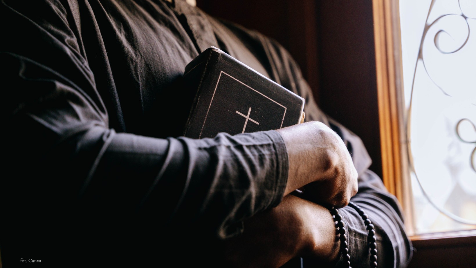 Ile dać księdzu po kolędzie? Kwoty, zwyczaje i podejście Kościoła