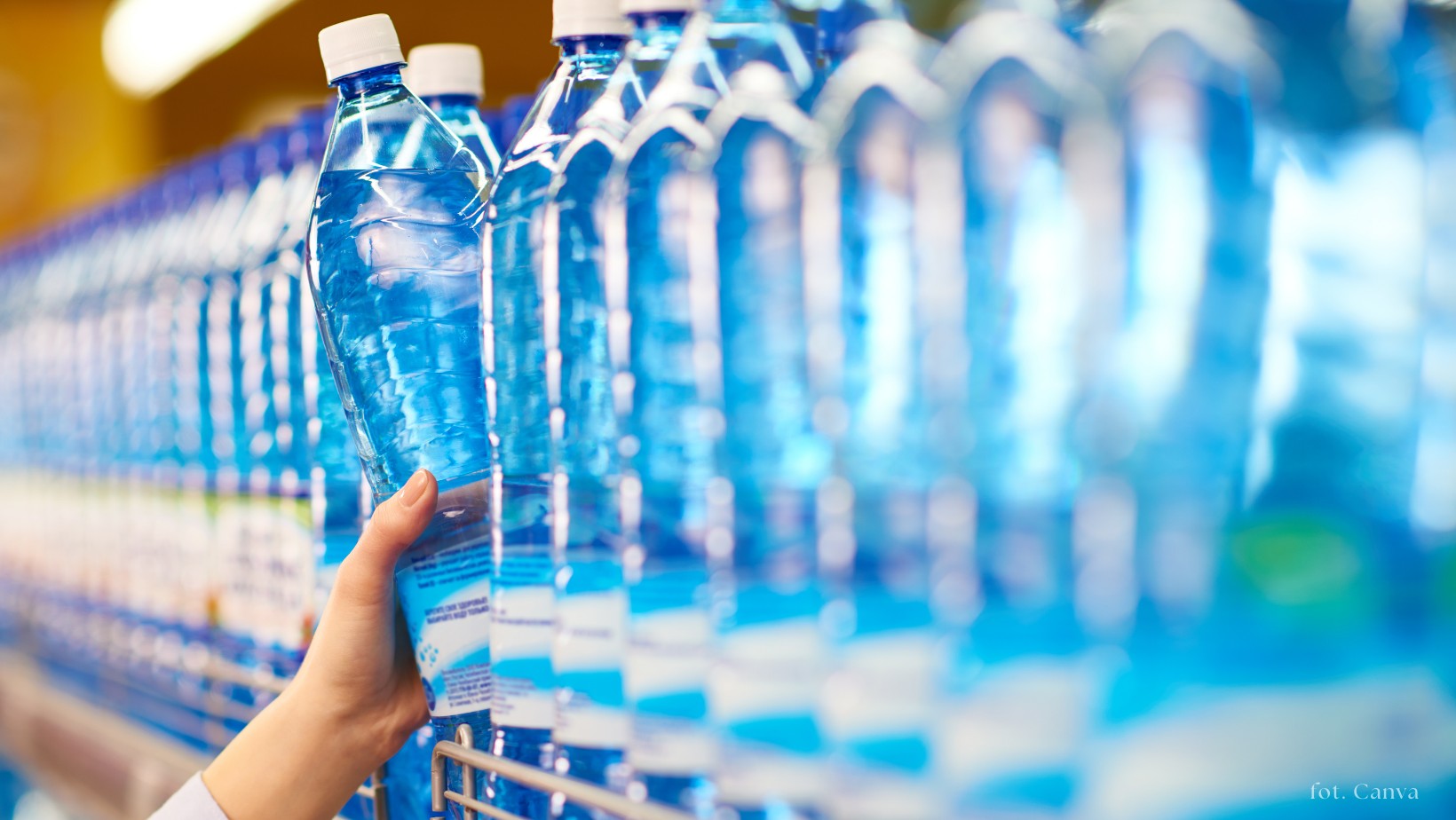 UOKiK bierze pod lupę „fałszywą wodę”! Tak sklepy oszukują klientów!