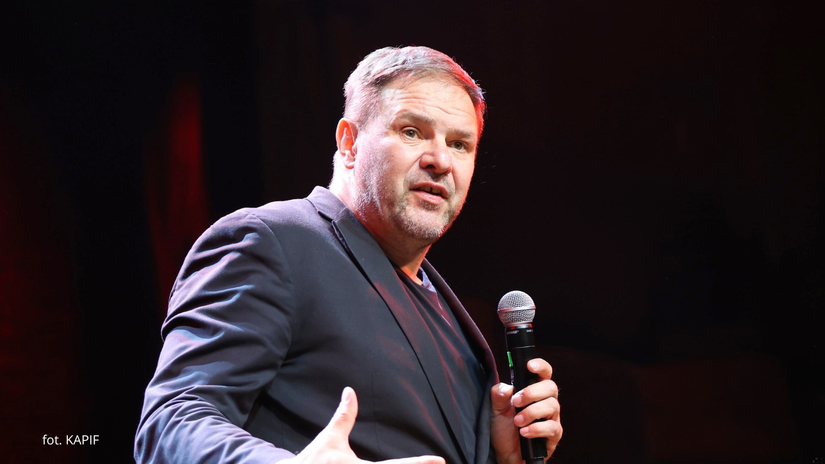 Reklama z Tomaszem Karolakiem wywołała burzę. KRRiT reaguje!