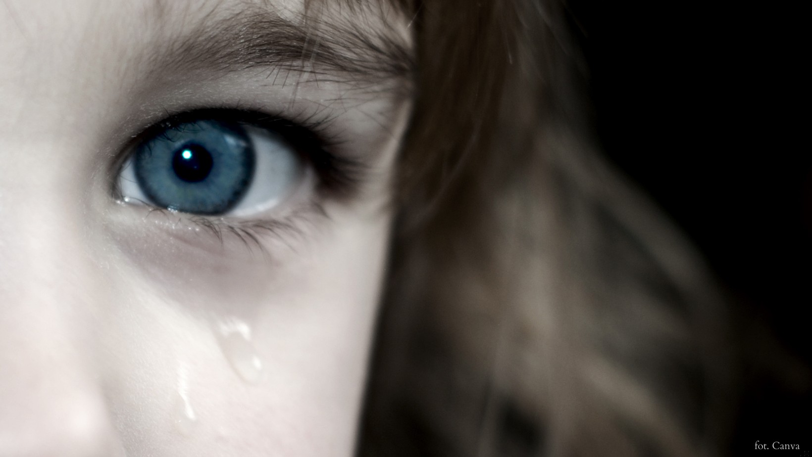 Zapłakana i zmarznięta 8-latka przy drodze! Nikt się nie trzymał…