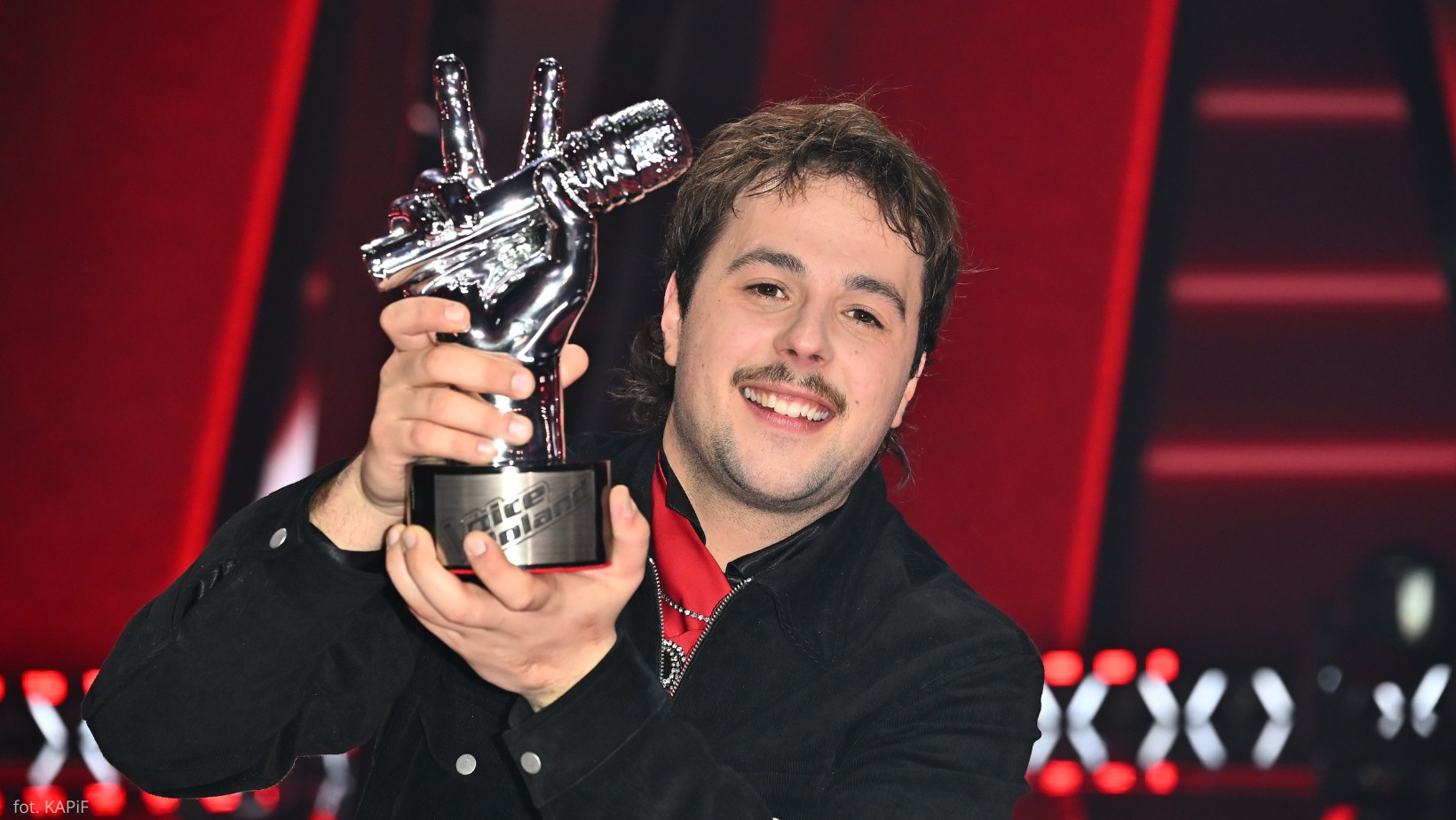 Zwycięzca „The Voice of Poland” w ogniu krytyki chrześcijan! Jasiek Piwowarczyk zabrał głos!