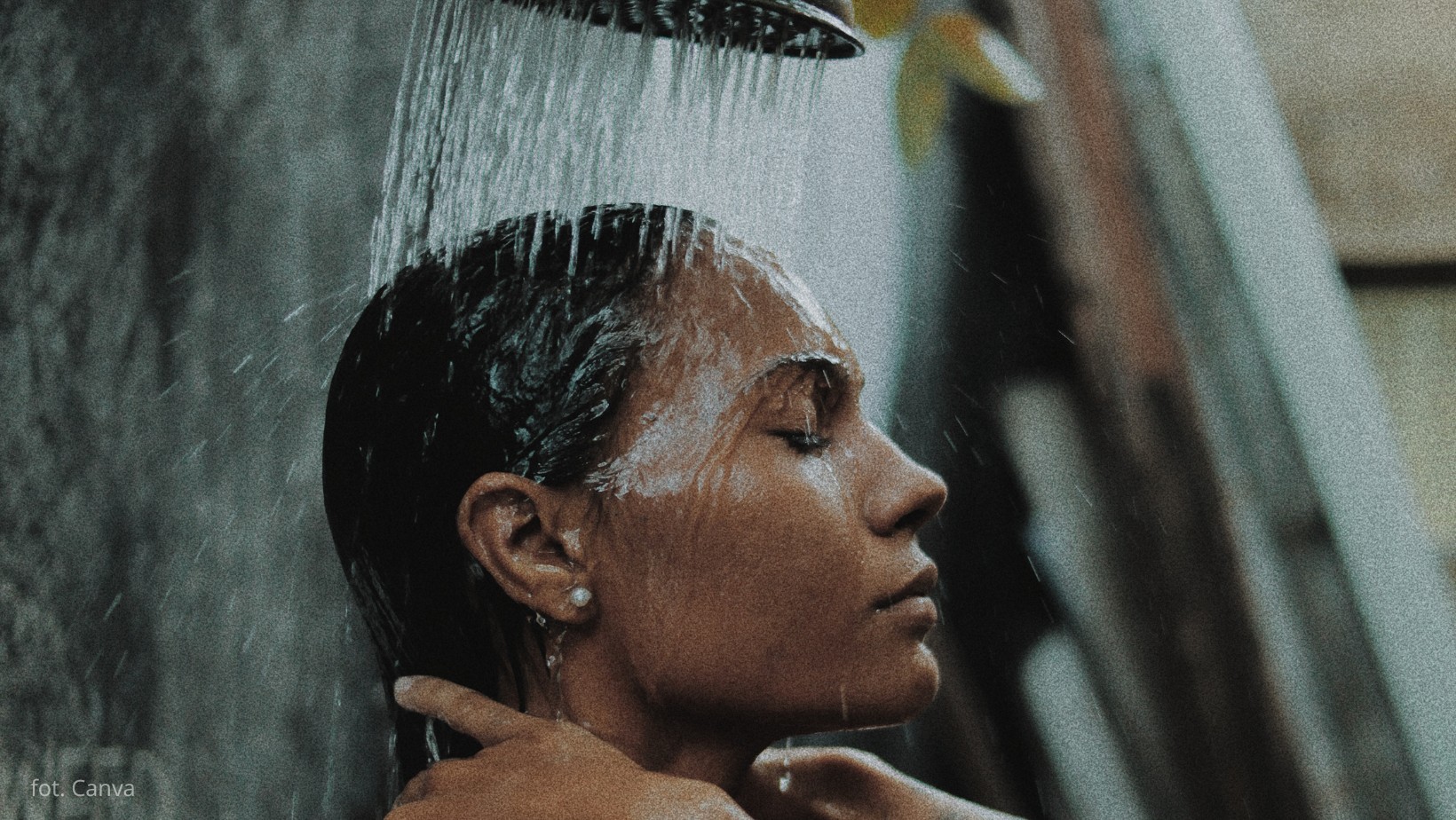 Nowy trend „dark showering” . Naturalny sposób na przebodźcowanie