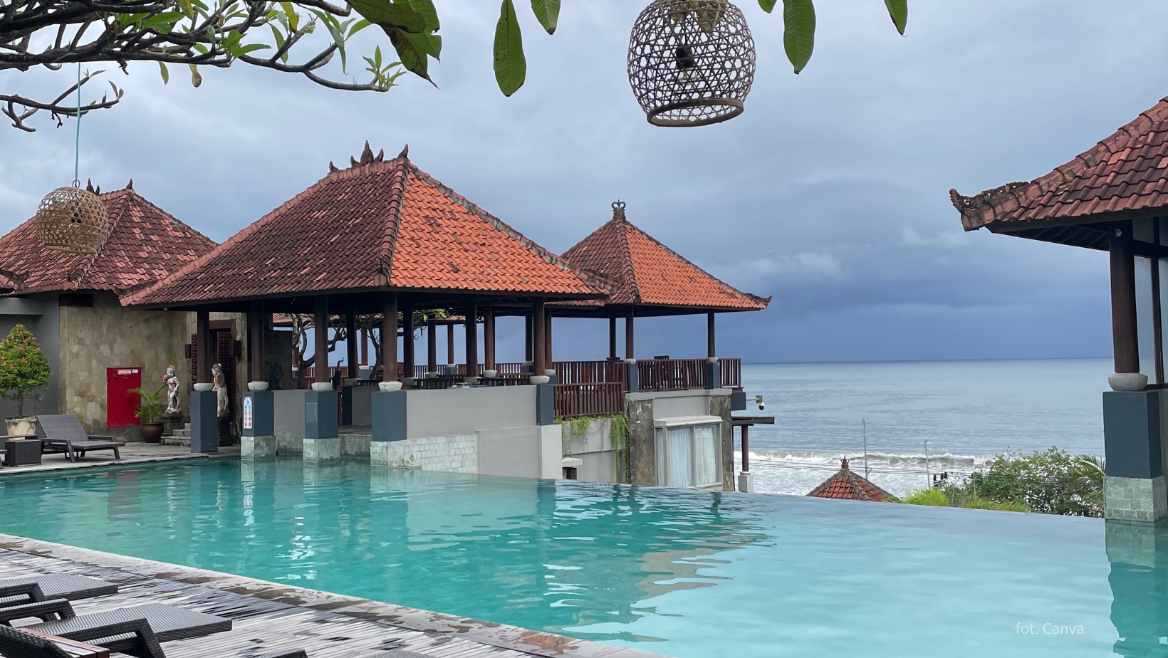 „Policja patroluje ulice”: Turyści nie mogą wychodzić z hoteli. Lotnisko świeci pustakami