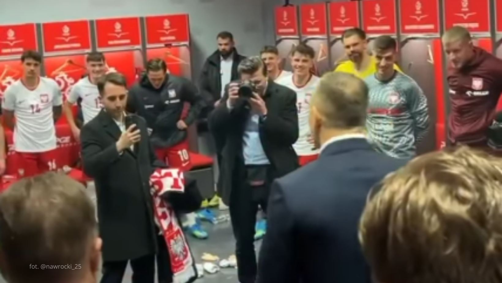 Jest nagranie z szatni po meczu Polski. Tak zachowywał się Karol Nawrocki!