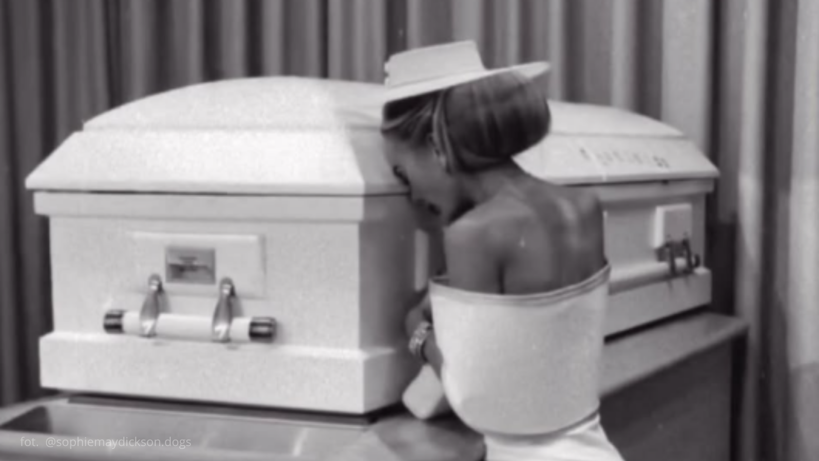 Pozowała przy trumnie 16-letniej córki. Influencerka wywołała burzę w sieci