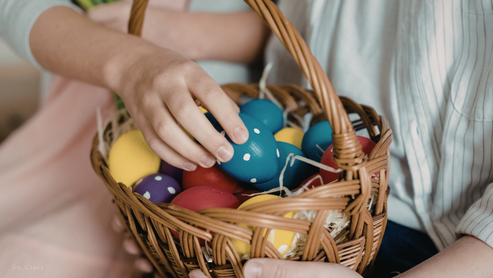 Ksiądz sprawdził, co Polacy wkładają do święconek. „To nie powinno się tam znaleźć”
