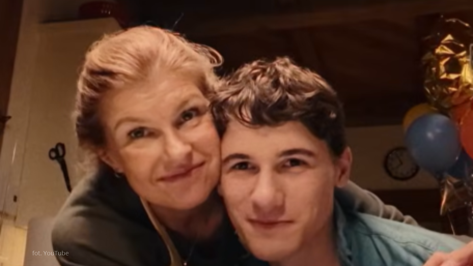 Po wypadku uznał, że matka została podmieniona. Nowy serial „Ściema” trzyma w napięciu